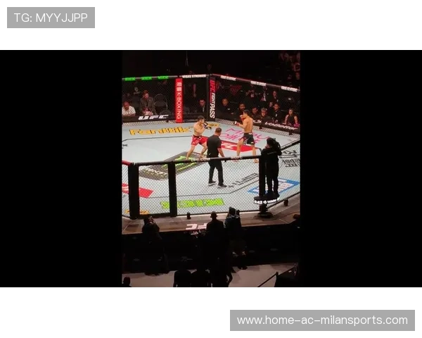 UFC 男选手被女选手摁住全场爆笑